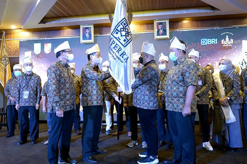 Ketua Umum DPP Himperra Harry Endang Kawidjaja, melantik pengurus DPD Himperra Riau dan pengurus DPC Kota Dumai, di Hotel Pangeran, Pekanbaru. Kamis (24/3/2022).