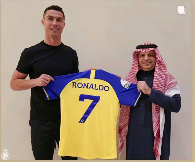 Bintang Portugal Cristiano Ronaldo (kiri) diperkenalkan sebagai pemain baru Al-Nassr.