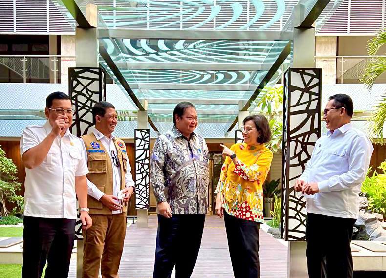 Menko Perekonomian Airlangga Hartarto bersama beberapa menteri dan pimpinan kementrian/lembaga bercengkerama usai Rapat Koordinasi Terbatas (Rakortas) tentang Kebijakan Pangan di Jakarta, Rabu (29/6/2022).