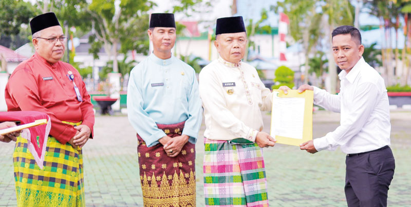 Plt Bupati Meranti H Asmar secara simbolis menyerahkan SK pengangkatan kepada salah seorang PPPK di depan Kantor Bupati Kepulauan Meranti, Jalan Dorak, Kecamatan Tebingtinggi, Jumat (24/11/2023).