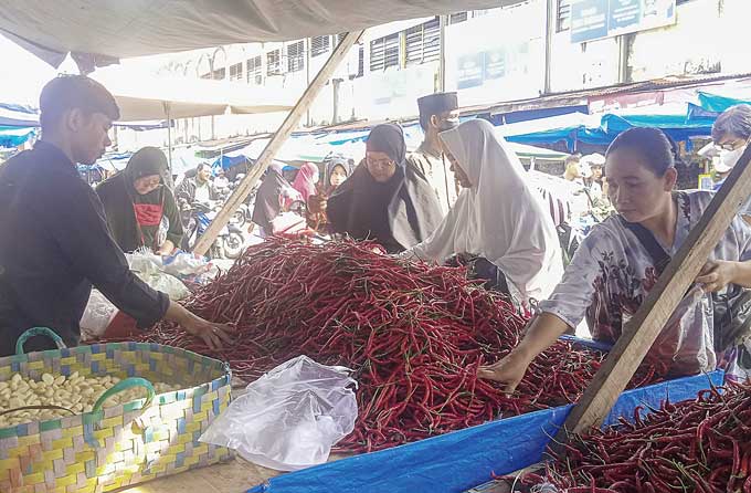 Pembeli berbelanja cabai merah di Pasar Senepalan (Kodim), Senin (2/1/2023). Harga cabai merah dijual berkisar Rp45 ribu sampai Rp50 ribu per kilogram. Sejumlah harga barang keperluan pokok terpantau masih mahal.