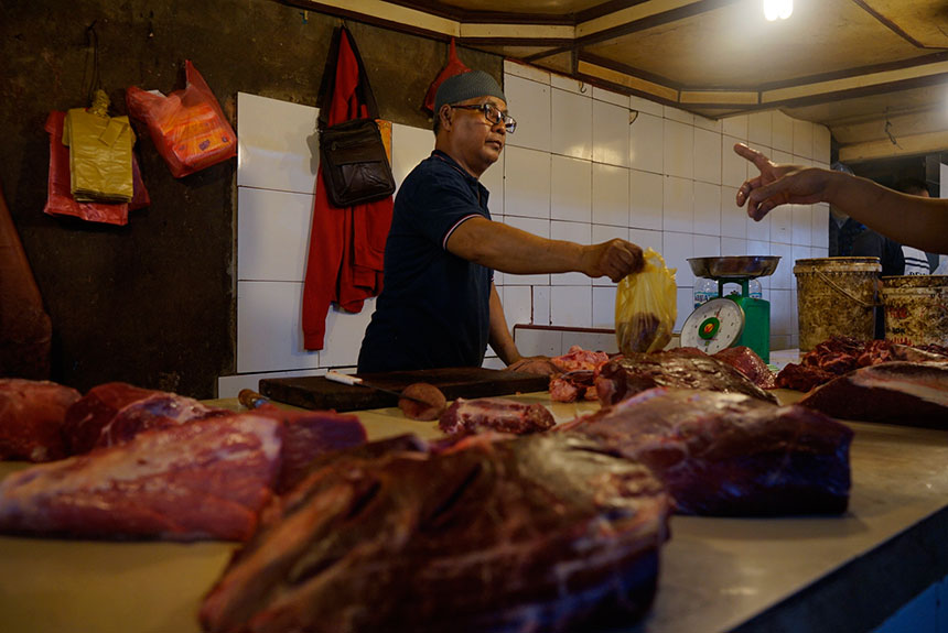 Pedagang berjualan daging sapi segar di kios daging Pasar Pagi Arengka, Pekanbaru, baru-baru ini. Sabtu (26/3/2022), kios daging di Pasar Pagi Arengka sepi aktivitas karena pedagang memilih mogok jualan.