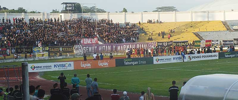Suporter PSPS memberikan dukungan saat laga melawan Sada Sumut FC, baru-baru ini.