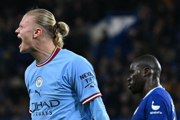 Striker Manchester City Erling Haaland merayakan kemenangan timnya atas Chelsea.