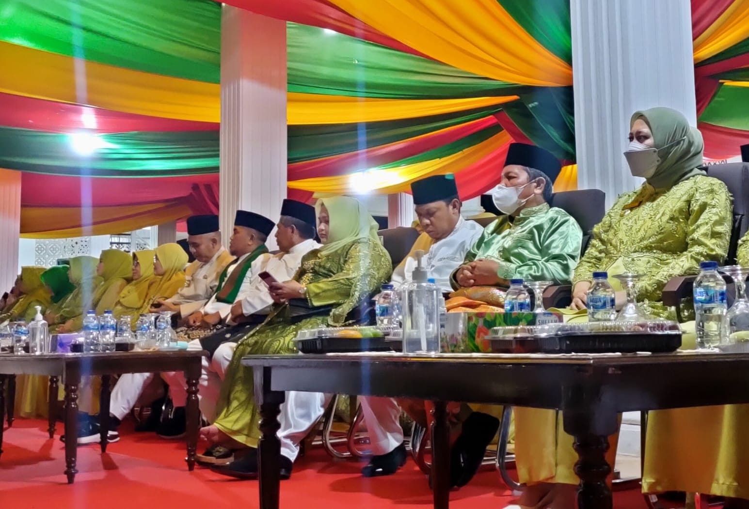Bupati Inhu, Rezita Meylani Yopi SE (kanan) bersama sejumlah kepala daerah saat menyaksikan penampilan pawai ta&rsquo;aruf pada pembukaan MTQ tingkat Provinsi Riau di Kabupaten Rohil, Ahad (25/7/2022).