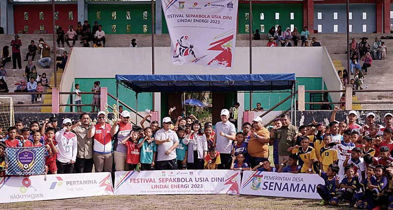 Kepala Desa Senama Nenek Abdurrahman Chan dan tim relation PHE Siak foto bersama pemain sepakbola, Ahad (24/9/2023).