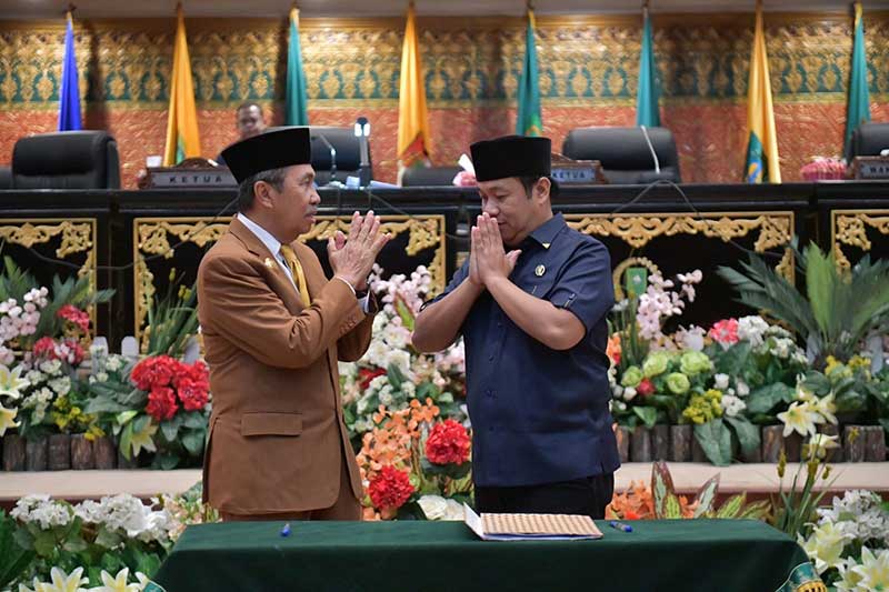 Gubernur Riau Syamsuar berpamitan dengan Ketua DPRD Riau Yulisman usai rapat paripurna di DPRD Riau, Kamis (5/10/2023).