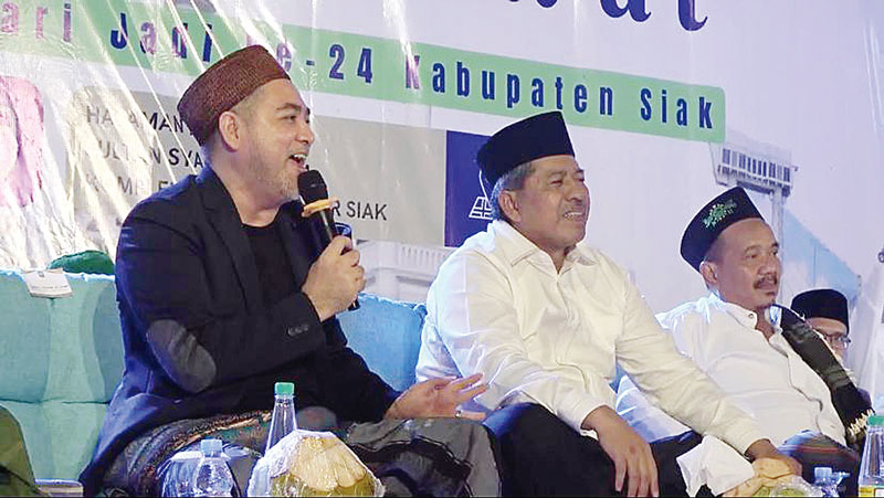 Bupati Siak Alfedri bersama Ustaz Sayyid Zulfikar As-Syaibani dalam prosesi Siak berselawat di halaman Masjid Agung Sultan Syarif Hasyim, Kompleks Islamic Center Siak, Kecamatan Siak, Senin (9/10/2023).