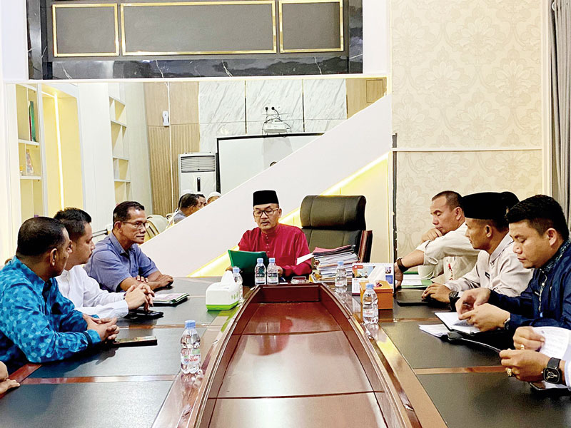 Penjabat Bupati Kampar Muhammad Firdaus SE MM menerima audiensi Forum Komunikasi Badan Permusyawaratan Desa (BPD) Desa Parit Baru, Kecamatan Tambang di ruang rapat rumah dinas Bupati Kampar, Bangkinang, Jumat (20/10/2023).