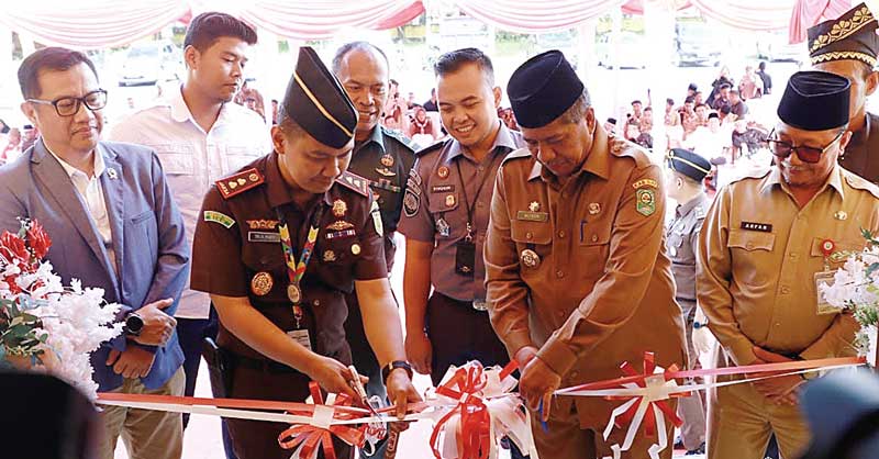 Bupati Siak Alfedri bersama Kajari Siak Tri Anggoro Mukti menggunting pita saat pembukaan Rumah Restorative Justice Kejaksaan Negeri Siak, di Gedung LAMR Siak, Kelurahan Kampung Rempak, Kecamatan Siak, Selasa (28/11/2023).