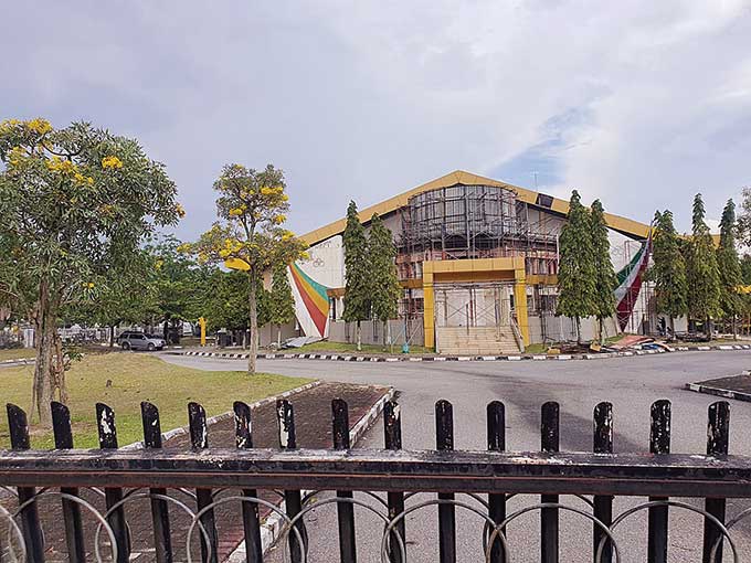 GOR Tribuana Pekanbaru dalam tahap pengerjaan rehabilitasi. Tampak pekerja sedang memperbaiki beberapa item yang rusak, Rabu (12/10/2022).