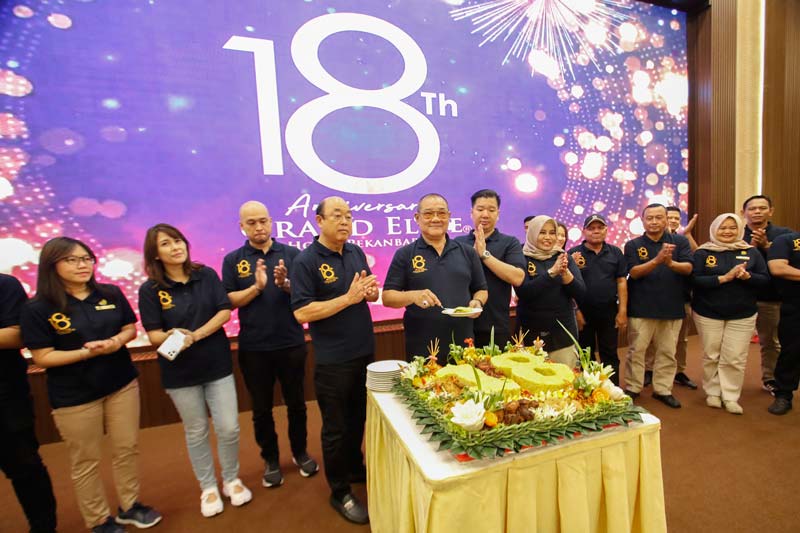 Komisaris Utama Deddy Handoko (tengah) didampingi Presiden Direktur Peter Junaidi (empat kiri), GM Grand Elite Lusiyanti, Darwin Handoko, Fredi memotong tumpeng saat Anniversary  18 Tahun Grand Elite Hotel Pekanbaru di Grand Sultan Ballroom, Pekanbaru, Ra