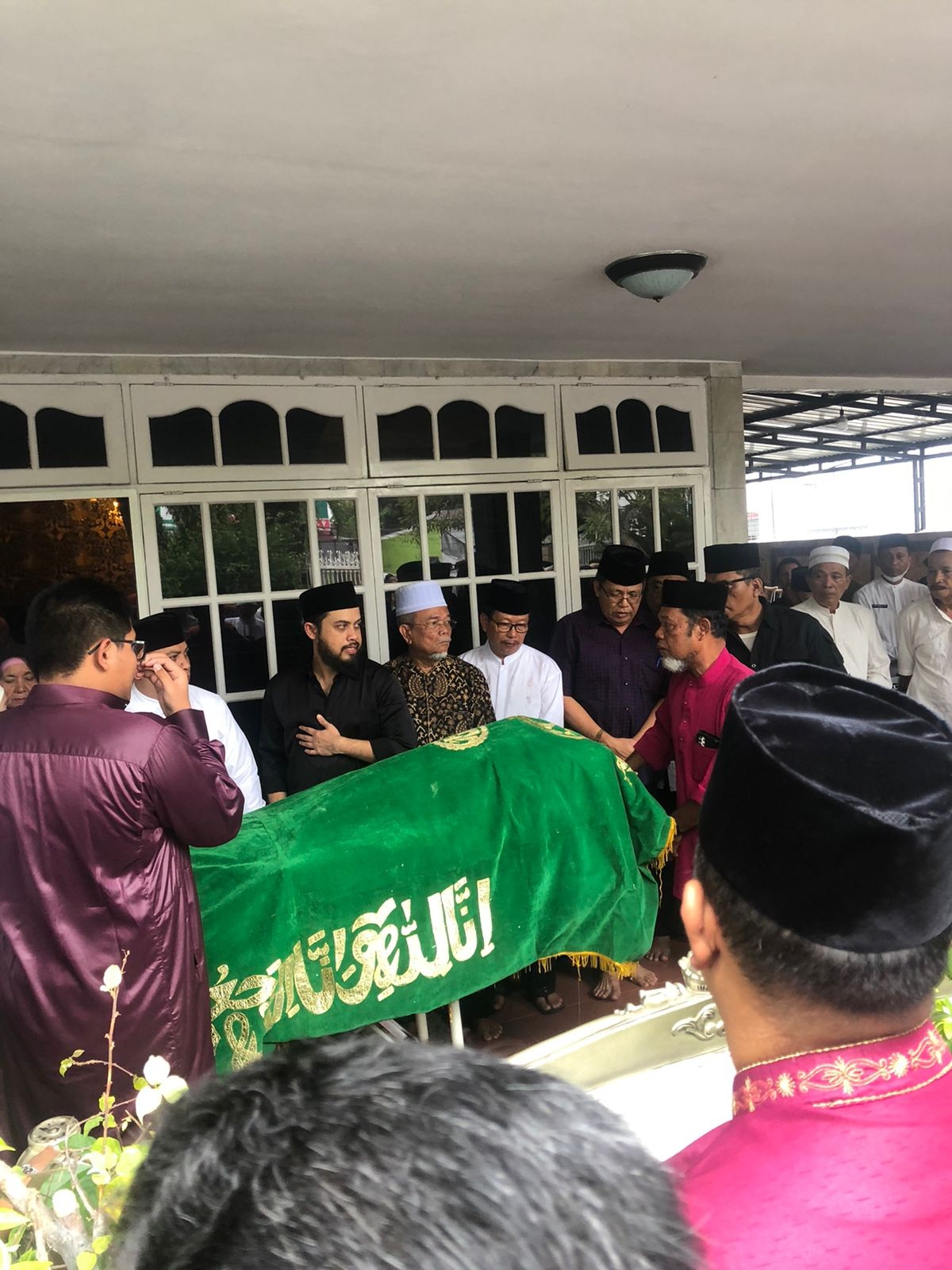 Para pelayat melepas jenazah Asral Rahman dari kediamannya di jalan Hang Tuah Pekanbaru, Jumat (3/3/2023).