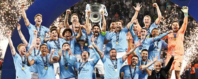 Pemain Manchester City melakukan selebrasi usai meraih gelar juara Liga Champions di Stadion Olimpiade Ataturk di Istanbul, Ahad (11/6/2023). Manchester City mengalahkan Inter Milan di laga final dengan skor 1-0.