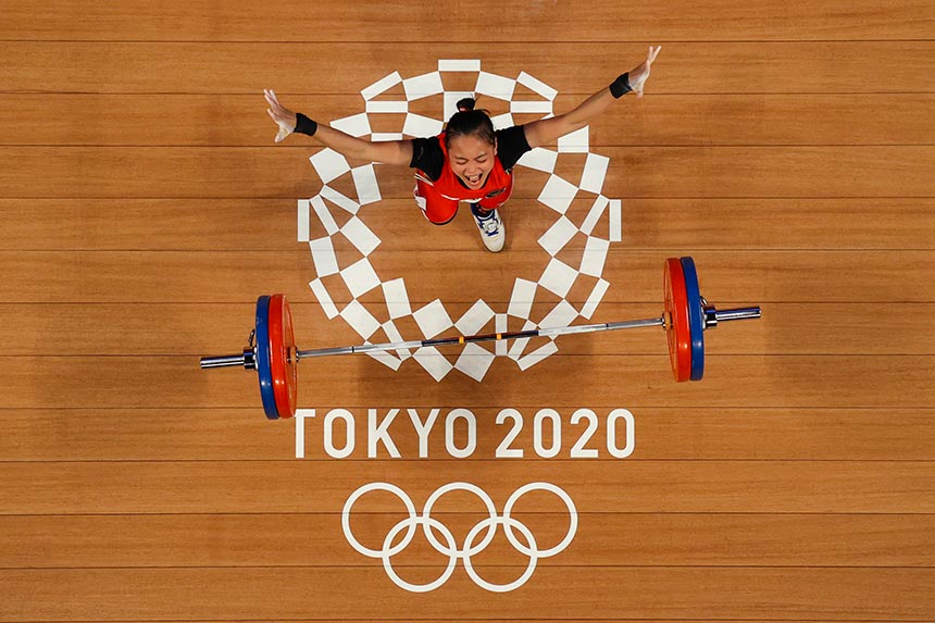 Lifter Indonesia Windy Cantika Aisah melakukan selebrasi usai meraih medali perunggu angkat besi kelas 49 kg putri Olimpiade Tokyo 2020 di Tokyo International Forum,  Tokyo, Sabtu (24/7/2021).