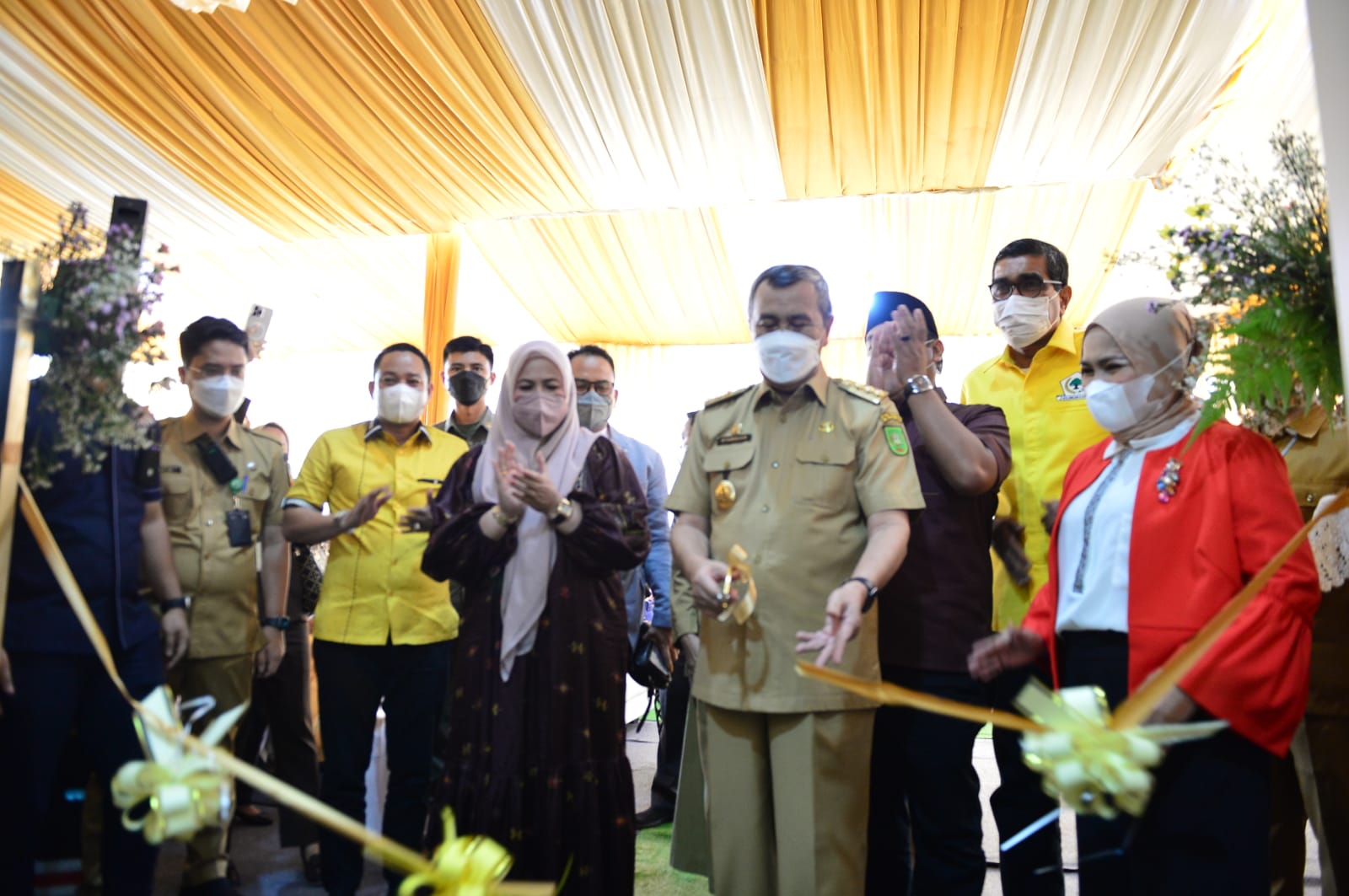 Gubernur Riau Drs H Syamsuar MSi didampingi Eva Nora SH MH (baju merah) melakukan pemotongan pita dalam relaunching Law Firm Eva Nora & Associates, Selasa (8/2/2022) di Komp. Sentra Nangka Mas Blok C 6 Jl. T. Tambusai Pekanbaru.