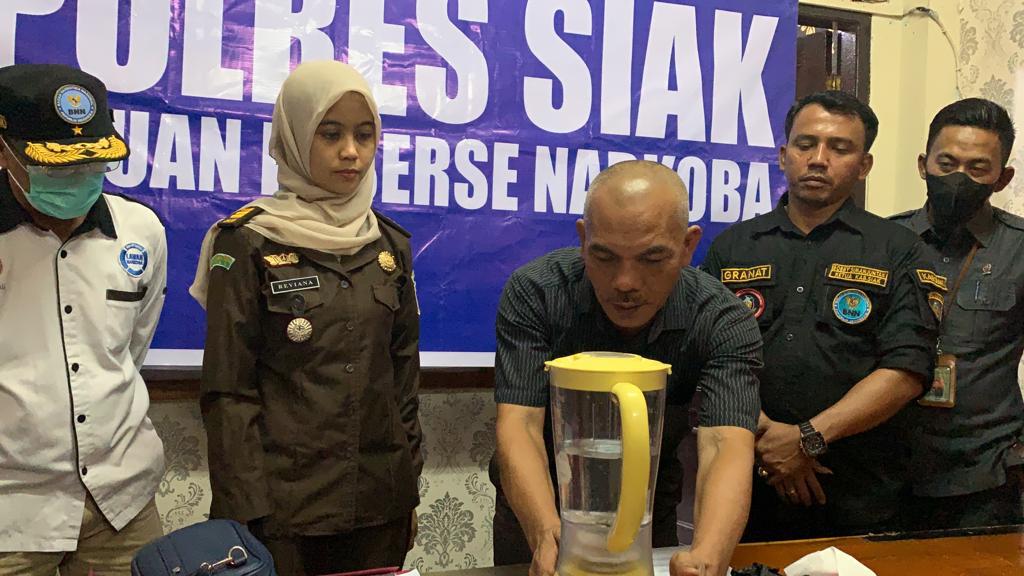 Kasat Narkoba Polres Siak AKP Sihol Sitinjak SH disaksikan para pihak melakukan proses pemusnahan narkoba jenis sabu seberat 21,89 gram di ruang penyidikan Satres narkoba Polres Siak, pada Selasa (22/11/2022).