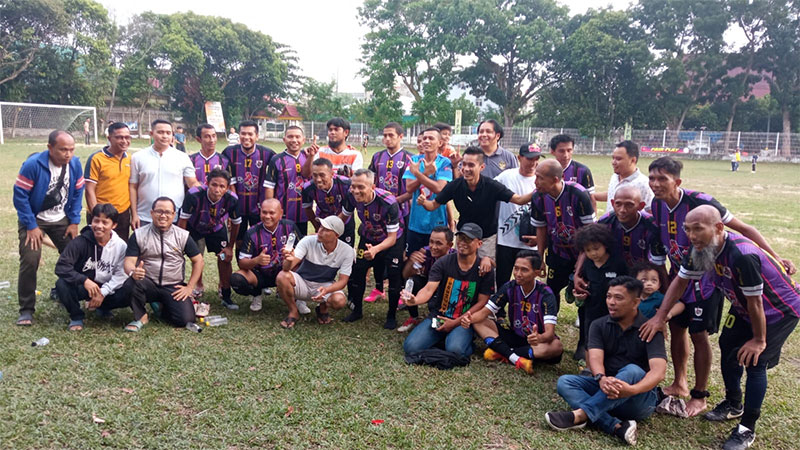 Para pemain dan ofisial RG FC foto bersama usai menang 3-2 atas Titian Teras FC dan lolos ke final Piala Wali Kota Pekanbaru U-40 di Lapangan Bukit, Pekanbaru, Ahad (13/8/2023).