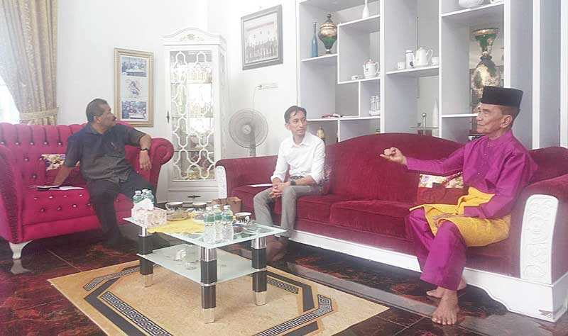 Konsul Malaysia di Pekanbaru Muhammed Hosnie Sahiran (tengah) dan Wakilnya Awaluddin Muhammad Nasir (kiri) sedang berbincang dengan mantan Gubernur Riau H Annas Maamun di Pekanbaru, Jumat (25/8/2023).