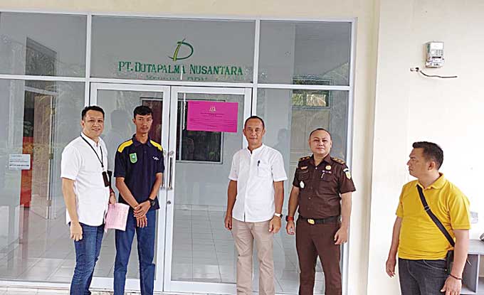 Kepala Kejaksaan Negeri Kuantan Singingi Nurhadi Puspandoyo SH MH bersama tim foto bersama usai memasang stiker pengumuman penyitaan aset PT Duta Palma Nusantara di Kukok,  Kecamatan Benai, Kuansing, Kamis (26/1/2023).