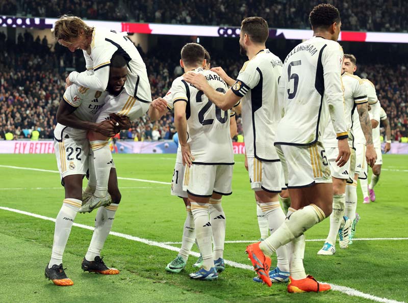 Para pemain Real Madrid merayakan gol saat berhadapan dengan Villarreal dalam lanjutan Liga Spanyol di Santiago Bernabeu, Madrid, Senin (18/12/2023).