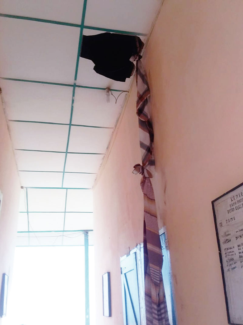 Kain sarung dijaÂ­dikan tali untuk menyebol plafon dalam upaya tiga tahanan Rutan Klas IIB Tapaktuan melarikan diri Sabtu (29/2/2020). (RPG)