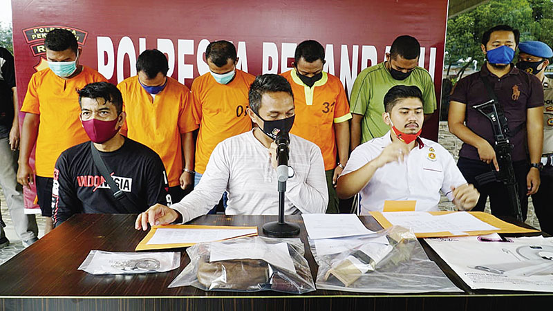 Lima tersangka pelaku penyekapan berinisial HS, YM, DM, S dan JA dihadirkan saat ekspos pengungkapan kasus penyekapan terhadap korban W (40) di Mapolresta Pekanbaru, Jumat (14/8/2020). Petugas masih mendalami motif pelaku, namun dugaan sementara terkait u