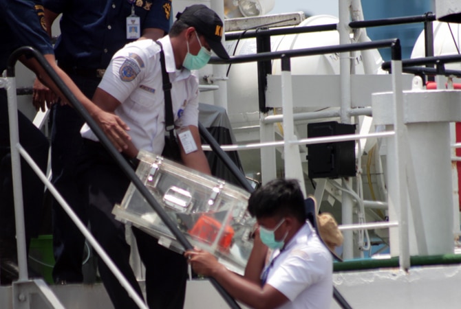 Petugas mengangkat Cockpit Voice Recorder (CVR) Sriwijaya Air PK-CLC nomor penerbangan SJ-182 di Dermaga JICT, Jakarta, Rabu (31/3/2021). CVR dari pesawat Sriwijaya Air yang jatuh di perairan Kepulauan Seribu, Sabtu (9/1) lalu telah ditemukan dengan mengg