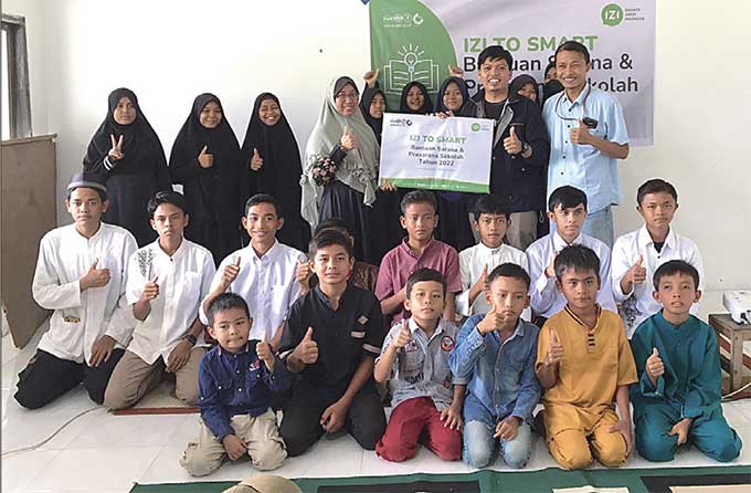 IZI Riau foto bersama saat penyerahan secara simbolis program IZI to Smart bantuan sarana dan prasarana sekolah tahun 2022, Sabtu(25/6/2022).
