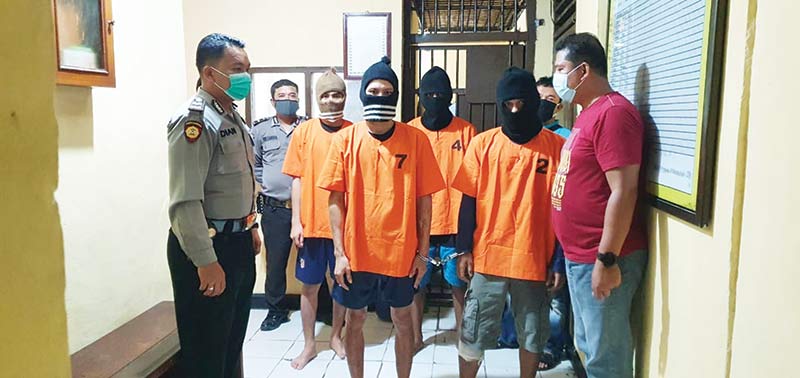 Kapolsek Lima Puluh Kompol Sanny Handityo saat menginterogasi pelaku pencurian sepeda motor, Selasa (17/11/2020). (Polsek Lima Puluh for Riaupos.co)