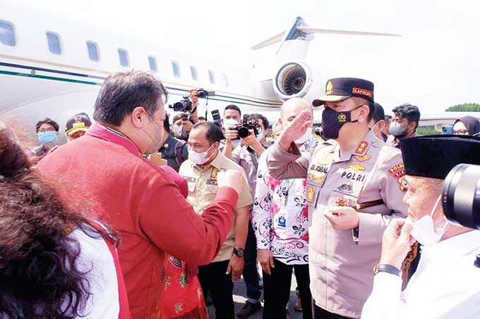 Kapolda Riau Irjen Pol Mohammad Iqbal saat menyambut kedatangan Menko Perekonomian Airlangga Hartarto di Bandara SSK II, Pekanbaru, Selasa (29/3/2022).