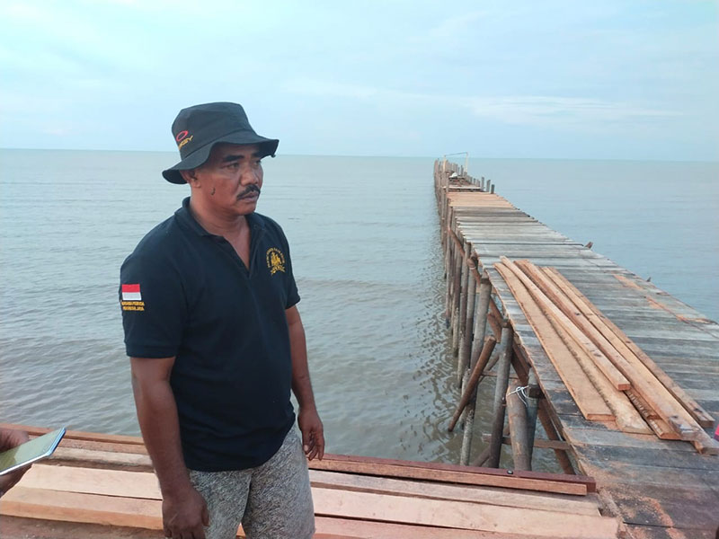 Solihin, salah seorang pengusul PLBN Munai Barat ke pemerintah pusat memperlihatkan dermaga dari kayu sepanjang 1,2 Km dari bibir pantai Desa Muntai Barat.
