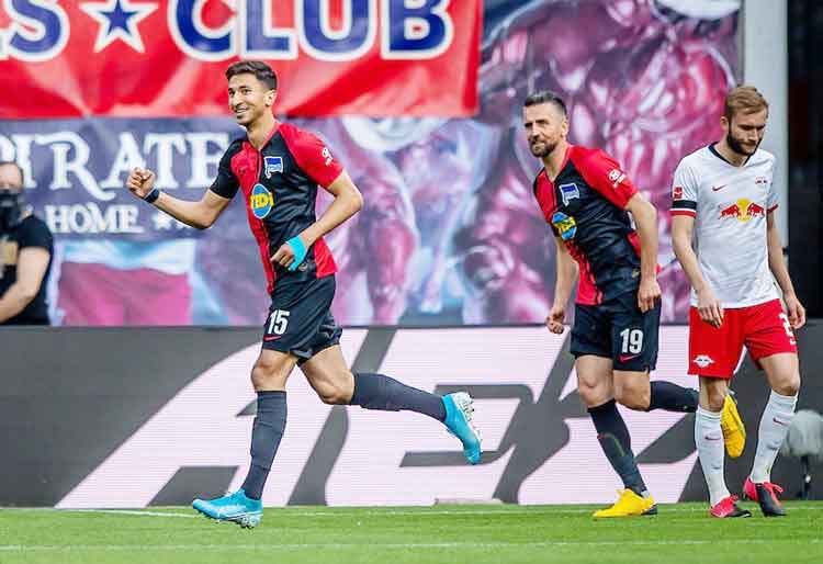 Gelandang Hertha Berlin, Marco Grujic (15) saat merayakan golnya ke jala RB Leipzig dalam lanjutan Bundesliga Jerman di Red Bull Arena, Leipzig, yang berakhir Kamis (28/5/2020) dini hari. (TWITTER @HERTHABERLIN)