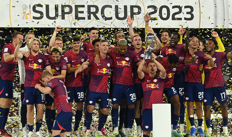 Para pemain RB Leipzig melakukan selebrasi usai menjuarai Piala Super Jerman di Allianz Arena, Ahad (13/8/2023).