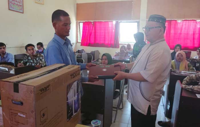 Yusnan SAg menyerahkan Aset MA Gerbang Sari Basrah pada Dedi Suryadi Mulyadi sebagai Kepala MA yang baru, Kamis (2/7/2020). (DESRIANDI CHANDRA/RIAUPOS.CO)