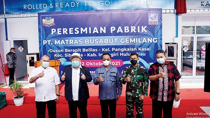 Foto bersama manajemen perusahaan dengan perwakilan undangan.