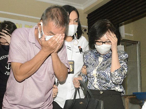 Heryanty bersama anak dan suami meninggalkan Gedung Widodo Budidarmo, Mapolda Sumsel, pada Senin malam (2/8/2021).