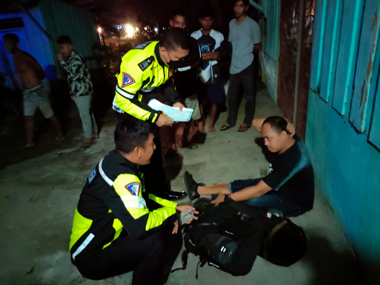 Satuan Lantas Polres Inhu mengintrogasi penumpang minibus, pasca kecelakaan dengan mobil truk di Jalan Lintas Timur Desa Redang Seko Kecamatan Lirik Kabupaten Inhu, Ahad (13/2/2022).