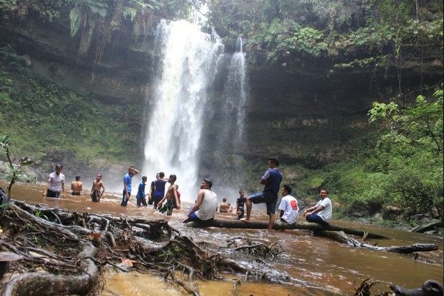 Wisatawan tengah menikmati Objek Wisata Air Terjun 86 di wilayah Inhil, Riau.