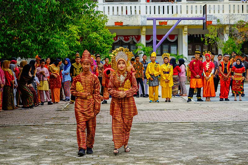 PAKAIAN ADAT: Pelajar SMPN 4 Pekanbaru mengikuti pagelaran berbusana adat daerah dalam rangkaian peringatan Hari Sumpah Pemuda, Senin (28/10/2019). MHD AKHWAN/RIAUPOS