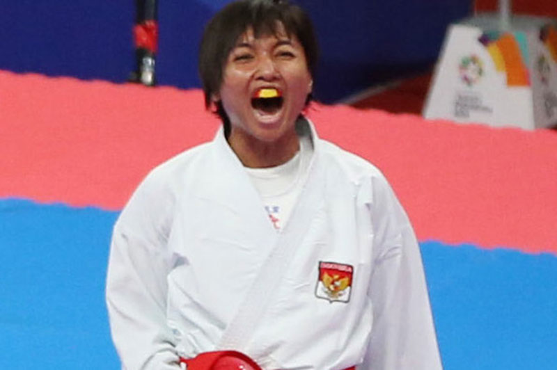 Karateka Indonesia Cokorda Istri Agung Sanistyarani saat melawan atlet Tiongkok Ding Jiamei dalam pertarungan perebutan perunggu kelas 55 kg di Asian Games 2018. (MIFTAHULHAYAT/JAWA POS)