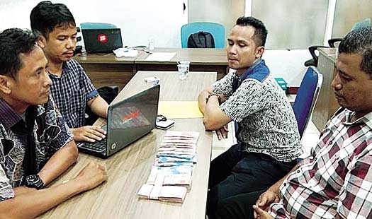 DIPERIKSA: Lurah Sidomulyo Barat Raimon (kanan) ketika diperiksa penyidik Ditreskrimsus Polda Riau usai terjaring OTT, Rabu (28/11/2018).)Humas Polda Riau for Riau Pos