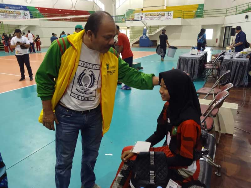 Kadispora Riau Doni Aprialdi menyapa atlet voli putri Riau usai pertandingan melawan DKI Jakarta pada Pospenas 2019 di GOR Tangkas, Arcamanik, Bandung, Rabu (27/11/2019). (SOLEH SAPUTRA/RIAUPOS.CO)