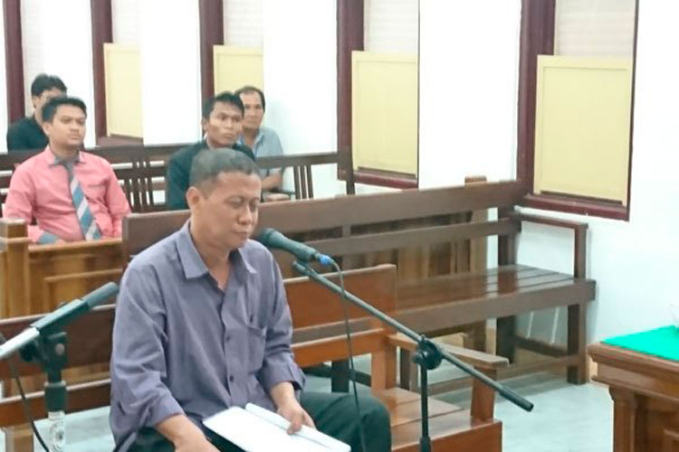 MENANGIS: Terdakwa kredit fiktif BRI Agroniaga Rantauprapat, Mulyono menangis membacakan pembelaan di Pengadilan Tipikor Medan, Senin (26/8). (AGUSMAN/SUMUT POS)