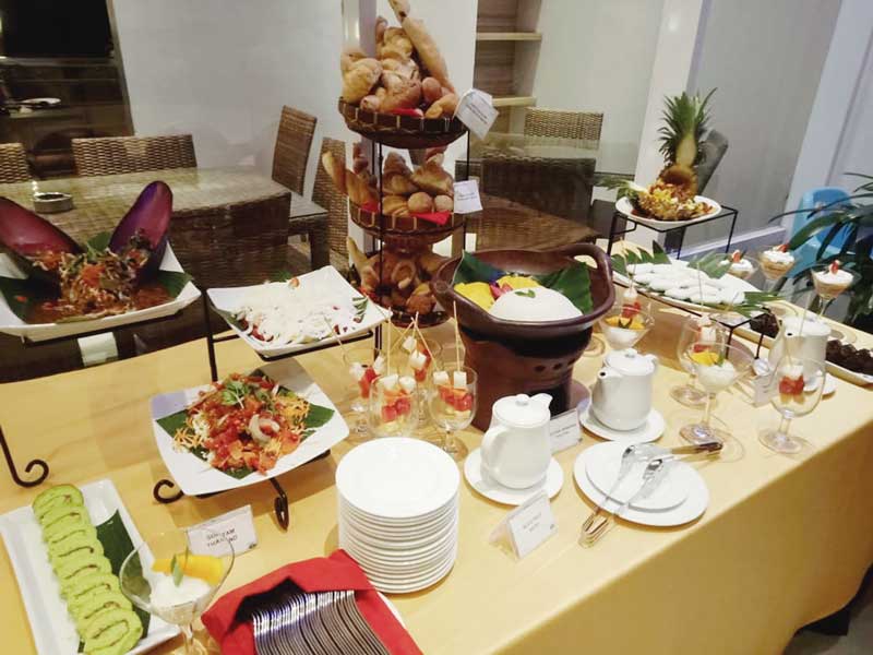 Hidangan makanan populer Asia Tenggara yang disajikan chef di Vidi Resto, Ayola First Point Hotel.