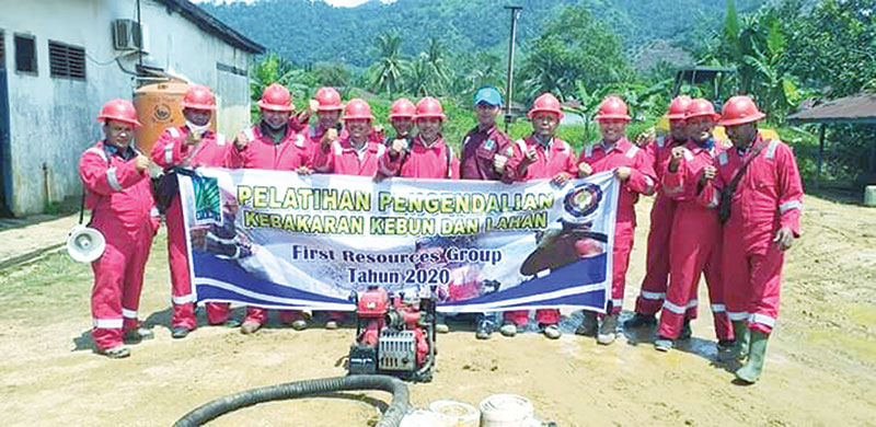 Kepala Tata Usaha Learning and Development Region Riau Berman Sinaga (kiri), Occupation Safety Health Region Riau Hardian (topi biru) bersama Satgas Dalkarbunla foto bersama di sela pelatihan Dalkarbunla First Resources, Kamis (16/7/2020).(FR FOR RIAUPOS.