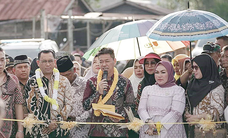Bupati Rohil Afrizal Sintong SIP MSi melakukan peresmian jembatan di Kecamatan Sinaboi didampingi Sekdakab H Fauzi Efrizal SSos MSi, Ketua TP PKK Sanimar SPd, baru baru ini.