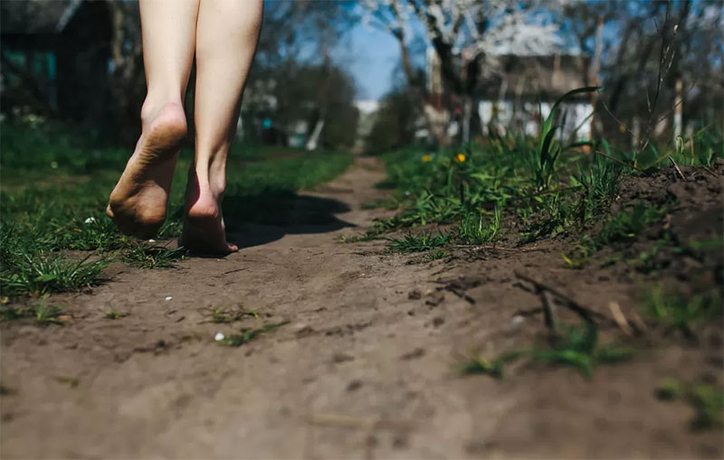 Jalan kaki tanpa alas kaki alias nyeker.