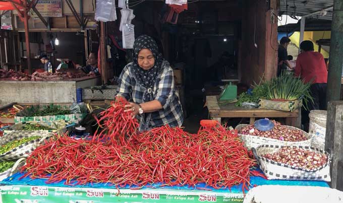 Pedagang menyusun cabai merah yang dijual di Pasar Agus Salim Pekanbaru, Selasa (3/1/2023). Harga cabai merah mengalami penurunan dari sebelumnya yang mencapai Rp50 ribu menjadi Rp40 ribu per kilogram.