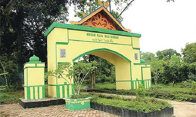 Pintu gerbang masuk ke Makam Raja-Raja Rambah yang berlokasi di Desa Rambah, Kecamatan Rambah Hilir, Kabupaten Rohul.